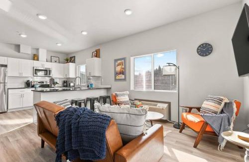 South Perry District Apartment | New 2 Bed 2 Bath Near Perry District and DT
