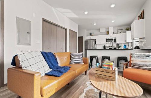 South Perry District Apartment | New 2 Bed 2 Bath Near Perry District and DT