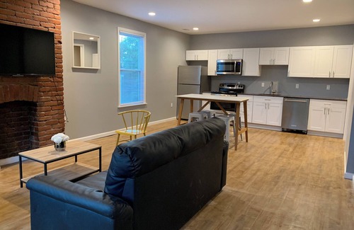 Pittsburgh House | New 2 Bed 2Bath Spacious Apartment w/Deck & Parking