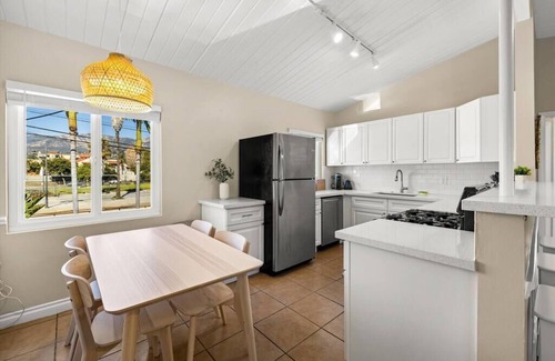 West Beach Apartment | New 2 Bed Apartment Close to Downtown and Beach!