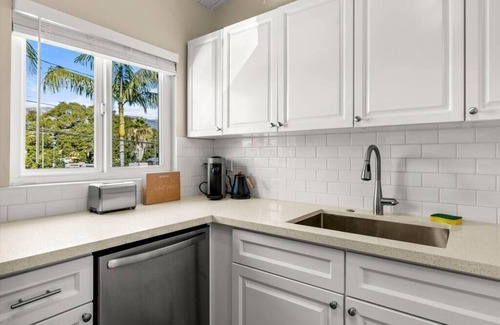 West Beach Apartment | New 2 Bed Apartment Close to Downtown and Beach!