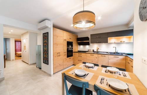 Antibes City Centre Apartment | New 2 bedroom/2 bathroom apartment by the beach 🏖️with garage and A/C
