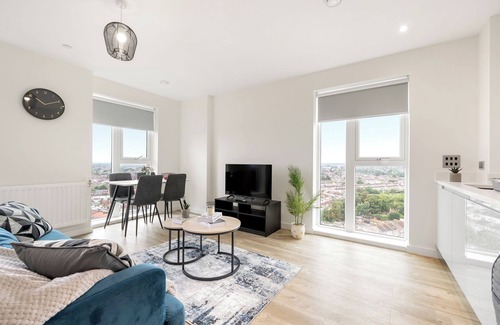 Seven Kings Apartment | New 2-Bedroom Apartment with Iconic London Views