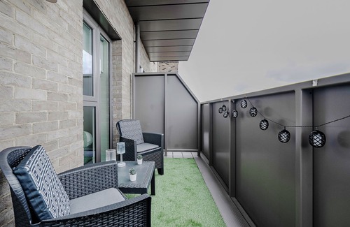 Seven Kings Apartment | New 2-Bedroom Apartment with Iconic London Views