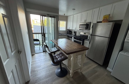 Burbank Apartment | New 2-bedroom apartment in charming Burbank Empire Center with WiFi, AC