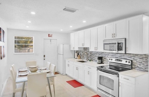 Royal Poinciana House | NEW 2 Bedroom close to Hollywood Beach and Casino