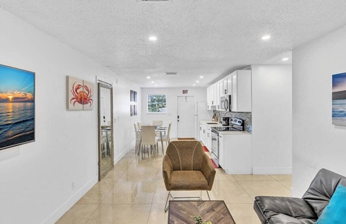 Royal Poinciana House | NEW 2 Bedroom close to Hollywood Beach and Casino