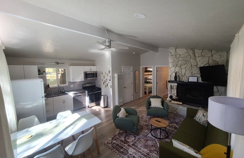 Sugarloaf House | New 2 Bedroom Cozy Cabin adjacent to National Forest Private Deck Fireplace BBQ