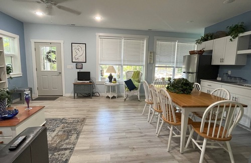 Heathsville Cottage | New 2-bedroom fully equipped creek cottage sleeps 6 WiFi and AC in Heathsville