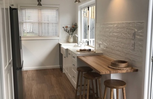 Coffs Harbour Cottage | New 2 Bedroom Hamptons style Cottage, close to beaches, cafes and city centre.