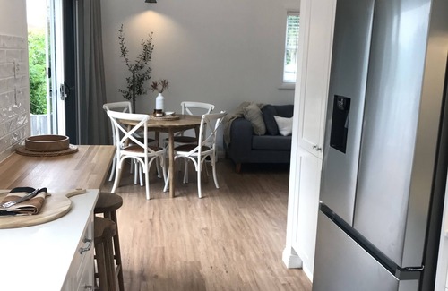 Coffs Harbour Cottage | New 2 Bedroom Hamptons style Cottage, close to beaches, cafes and city centre.