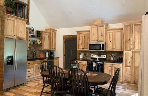 Drake House | New 2-bedroom "Kentucky Country" vacation home 10 minutes from Bowling Green