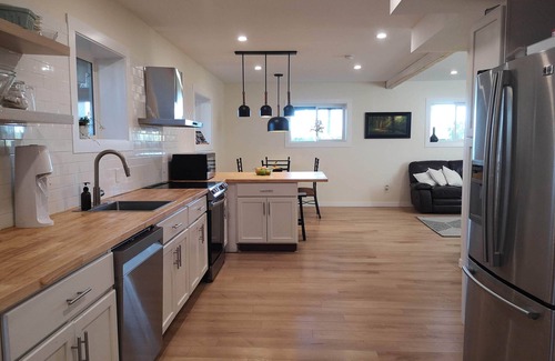 Cardston House | New 2-bedroom Suite. A short drive to Waterton Park.