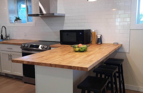 Cardston House | New 2-bedroom Suite. A short drive to Waterton Park.