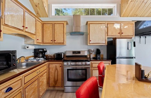 Old Orchard Beach Cabin | New 2-bedroom cabin with WiFi, AC in delightful Old Orchard Beach