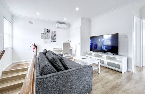 Ingleburn Apartment | ⭐️⭐️⭐️⭐️⭐️ New 2 Bedrooms Apartment in Ingleburn