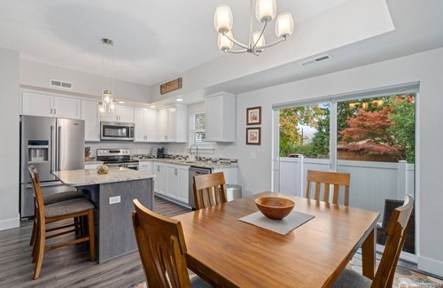 Wenatchee House | New 2 BR Townhouse in the Heart of Wenatchee. Great for Families, pet friendly.
