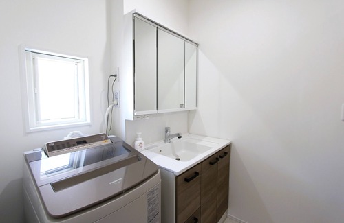 Chuo House | [New 2-story home] - 2 min to station, shops, parking, easy Disneyland access!n