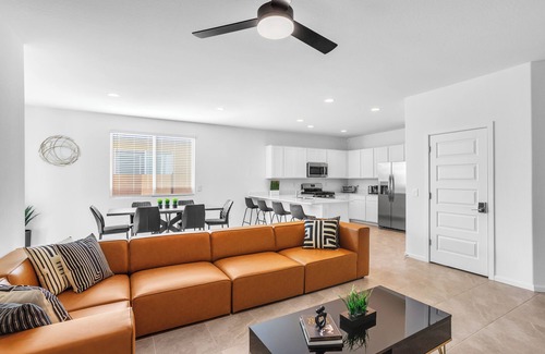 Goodyear House | NEW 2024 HOME 3BR/2BA, 2 CAR GARAGE, LEVEL 2 EV CHARGER, 86" TV, AND KING BED