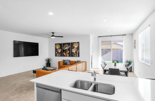 Goodyear House | NEW 2024 HOME 3BR/2BA, 2 CAR GARAGE, LEVEL 2 EV CHARGER, 86" TV, AND KING BED