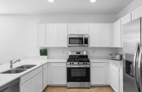 Goodyear House | NEW 2024 HOME 3BR/2BA, 2 CAR GARAGE, LEVEL 2 EV CHARGER, 86" TV, AND KING BED