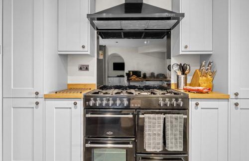 Newton Ferrers House | NEW 2024 Modern Luxury Holiday Home on the Beach in Devon - Free Parking, Pets Welcome, Sleeps 10
