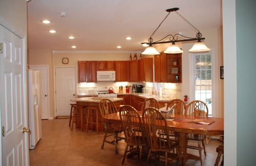 Warrensburg House | NEW-2024 Private Pickleball Court!