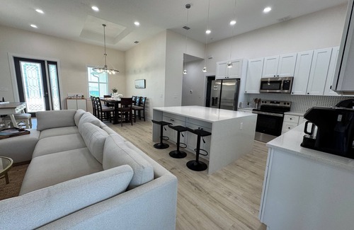 Oakland Hills House | New! 2025-built House 4-bedroom 2-bath. 15-20 min to the Beach. Lanai+Game Room