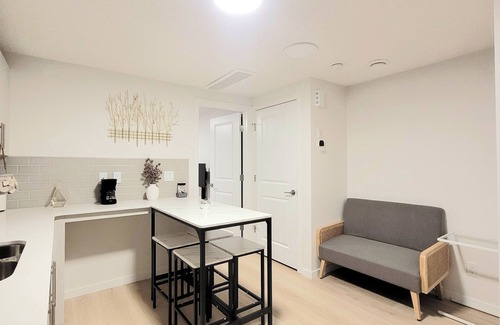 Southwest Edmonton Apartment | New 2Beds Suite - Close to Airport -Baby Friendly