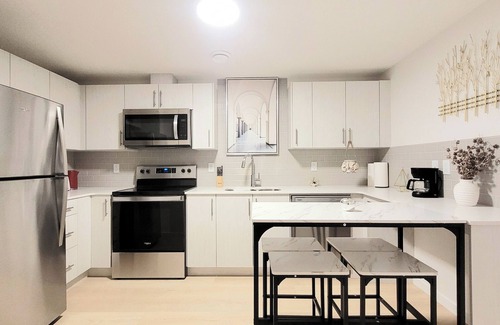 Southwest Edmonton Apartment | New 2Beds Suite - Close to Airport -Baby Friendly