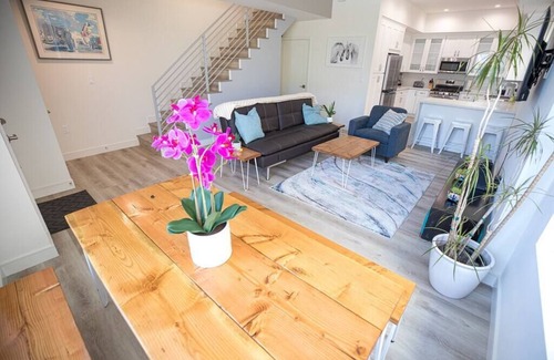 Los Angeles Apartment | *NEW 2BR DESIGNER TOWNHOUSE WALK 2 UNIVERSAL!*
