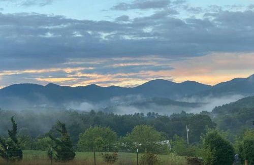 Candler House | New 2BR house, panoramic views, 15 min to DT AVL