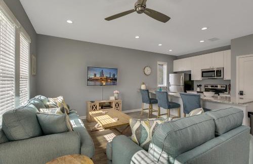 Tampa Heights Apartment | New 3/2 Duplex Minutes From Heart of Tampa -Unit B