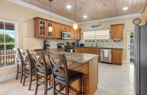 George Town Villa | NEW 3 BDR villa near Jolly Hall beach and Turtle beach in Welcoming George Town