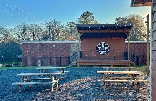 Waxhaw House | NEW 3 BDRM 3.5 Bath Townhome in Downtown Waxhaw, NC- 25 min to Uptown Charlotte