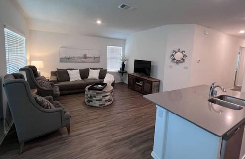 Bastrop House | New 3 Bed 2 Bath Pet Friendly, 4 min to food/shop