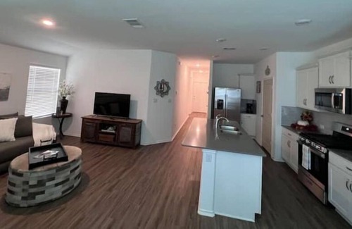 Bastrop House | New 3 Bed 2 Bath Pet Friendly, 4 min to food/shop