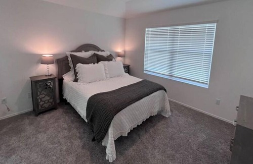 Bastrop House | New 3 Bed 2 Bath Pet Friendly, 4 min to food/shop