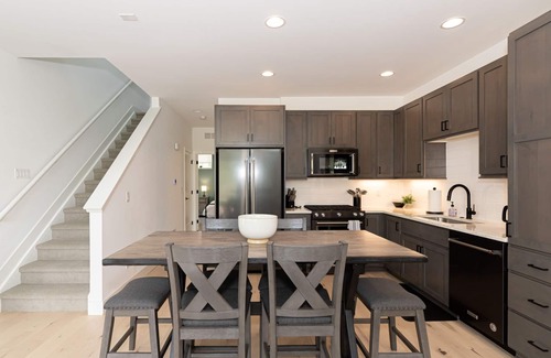 Rendezvous House | NEW! 3 bed/2 bath w/Private Hot Tub, Walk to Town