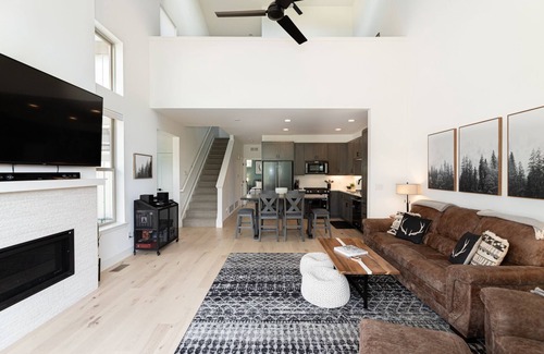 Rendezvous House | NEW! 3 bed/2 bath w/Private Hot Tub, Walk to Town