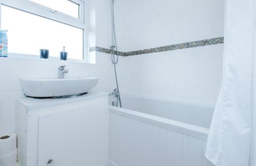 Stalybridge House | NEW! 3-Bed Home in Greater Manchester, Ideal for Long Term Stays & Large Groups, FREE Parking!