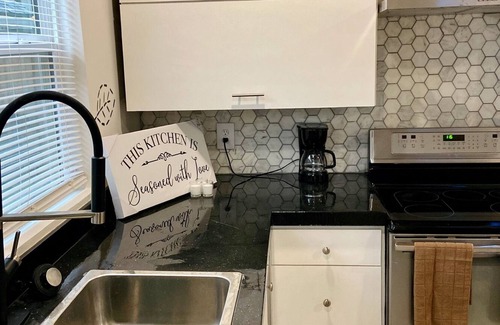 Babe Denny House | New 3 BEDROOM/ 2.5 BATH Home, downtown Indianapolis with FREE PARKING