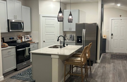 Montgomery House | NEW 3-bedroom house 1 mile from Lake and Marina