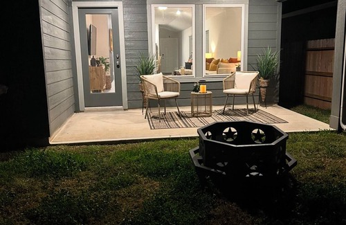 Montgomery House | NEW 3-bedroom house 1 mile from Lake and Marina