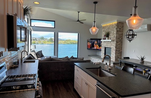 Polson Condo | New! 3-bedroom lake-front condo on Flathead Lake