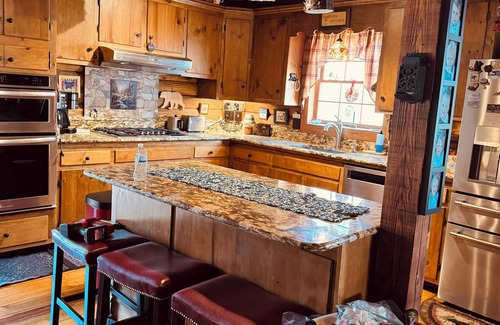 Lackey Cabin | NEW 3-bedroom log cabin in historic triangle of Yorktown/Williamsburg/Jamestown