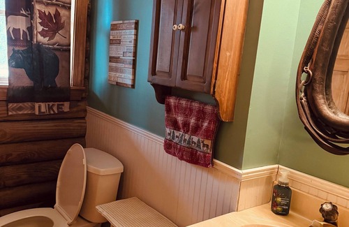 Lackey Cabin | NEW 3-bedroom log cabin in historic triangle of Yorktown/Williamsburg/Jamestown