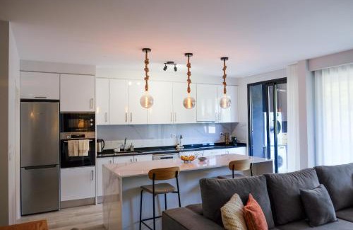 Machico Apartment | New 3 Bedroom Luxury Family Apartment - Airco, King Size Beds, Fully equipped kitchen, Balcony, Washingmachine, 2 bathrooms, Free parking, Fast Internet, 142m2