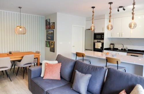 Machico Apartment | New 3 Bedroom Luxury Family Apartment - Airco, King Size Beds, Fully equipped kitchen, Balcony, Washingmachine, 2 bathrooms, Free parking, Fast Internet, 142m2