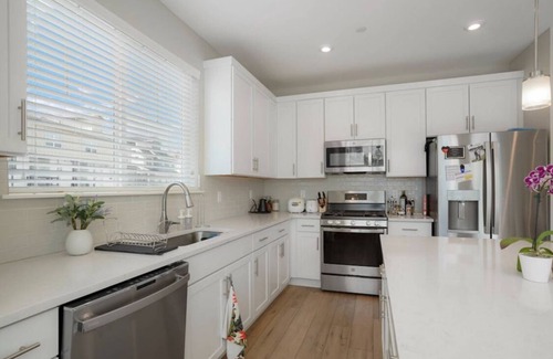 Barths House | New 3-bedroom Townhome in Edgewater with Attached Garage and Fenced Yard